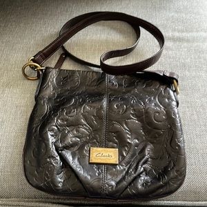 Clarks saddlebag strap in black leather bag with gold hardware GUC